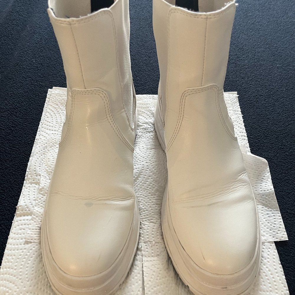 NOIZE SZ 7 Lug sole all white pull on boot